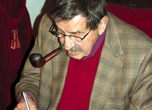  Günter Grass co najmniej raz odwiedził nasz region. Jeden z epizodów z pobytu w Jagniątkowie uwiecznił w książce „Rozległe pole”