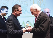  Przewodniczący kapituły ks. Arkadiusz Wuwer wręcza nagrodę Franciszkowi Pieczce