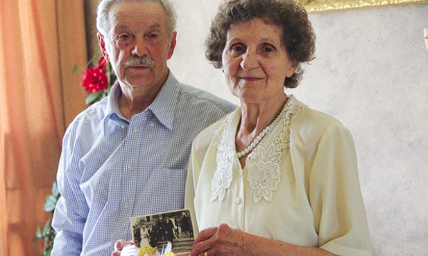  Pani Rozalia i pan Stefan są małżeństwem od 50 lat Po prawej: Stobno, 19 kwietnia 1965 r. 