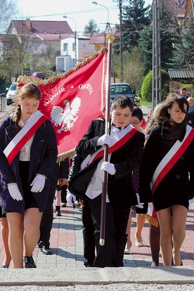  Wszyscy, idąc za sztandarem szkoły, udali się do kościoła 