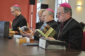  Dostojnicy na spotkaniu w Młodzieżowym Centrum Edukacyjno- -Wychowawczym „Studnia” 