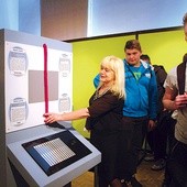  Urszula Potyka z Muzeum Górnictwa Węglowego prezentuje jedno z prawie 50 stanowisk interaktywnej wystawy „Świat zmysłów”