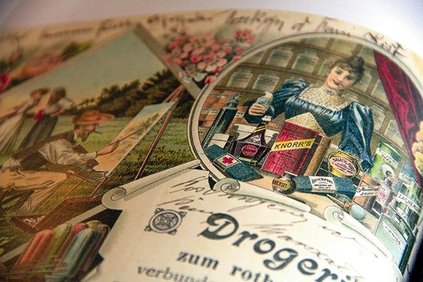  Fragment publikacji – pocztówka z roku 1898 reklamująca korfantowską „Drogerię pod czerwonym Krzyżem i winiarnię” 