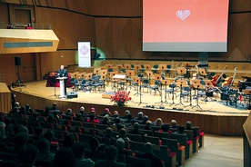 Na jubileuszową galę Caritas przybyło do Filharmonii Koszalińskiej kilkaset osób