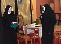 Spektaklem „Róże w garnku” uczniowie ZSK opowiadali mieszkańcom miasta o św. s. Faustynie