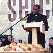 O. John Bashobora zachęcał, by dzielić się chlebem – i miłością