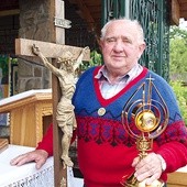 Stefan Jakubowski z relikwiami św. Jana Pawła II
