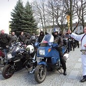  Ks. Łukasz Śliwiński święci motocykle przed kościołem św. Andrzeja w Łęczycy