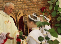 Ks. Franciszek Płonka otrzymał róże od przedstawicieli wszystkich pokoleń parafii na osiedlu Karpackim