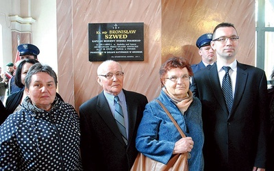  Rodzina ks. mjr. Bronisława Szweda przed tablicą jego pamięci