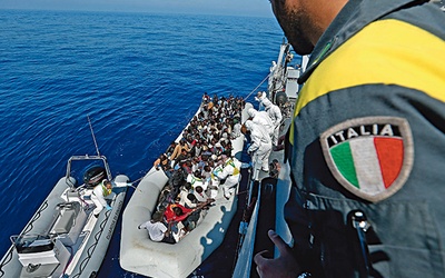  22.04.2015. Morze Śródziemne. Okręt Włoskich Służb Granicznych wyławia imigrantów płynących z Libii  do Europy. Ponad 1750 imigrantów utonęło w Morzu Śródziemnym od początku roku, próbując  dostać się na nasz kontynent w nadziei lepszego życia. 