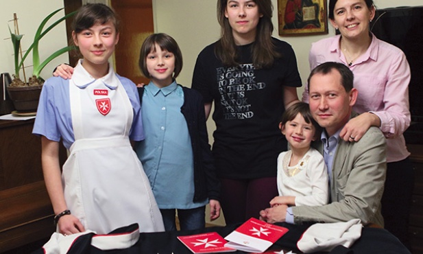 Rodzina Świeradów w komplecie. Od lewej: Elżunia, Zosia, Helenka, tata i Basia na jego kolanach, mama