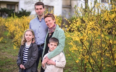 Paula i Jarek Markowscy z dziećmi Marysią i Szymonem
