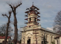 W bełchowskiej parafii trwają prace przy remonice wieży kościoła