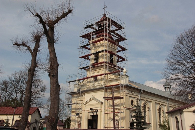 W bełchowskiej parafii trwają prace przy remonice wieży kościoła