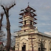 W bełchowskiej parafii trwają prace przy remonice wieży kościoła