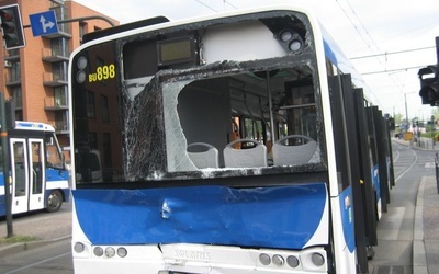 Zderzenie tramwaju z autobusem