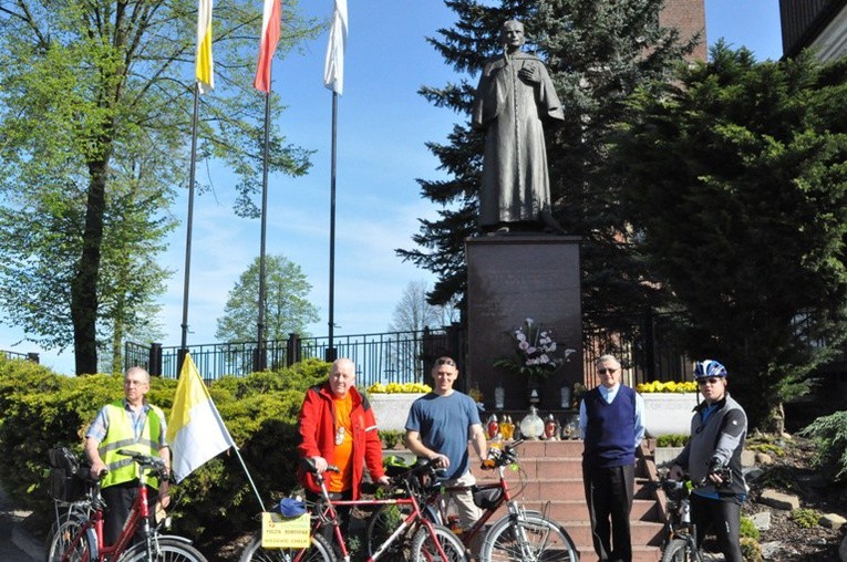 Przed pomnikiem niegowickiego wikarego ks. Karola Wojtyły