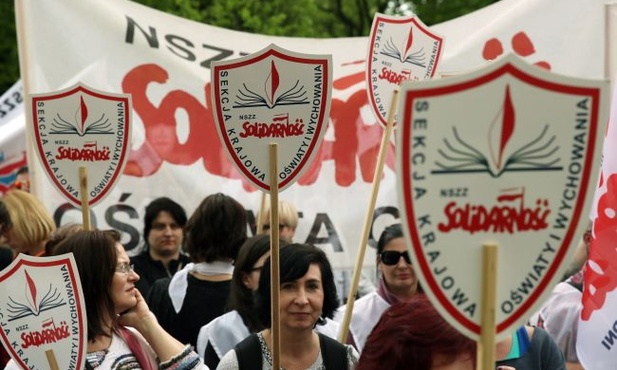 Pracownicy szkolnictwa protestują przed KPRM