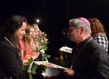 Dyplom i gratulacje od bp. Henryka Tomasika odbiera Klaudia Czerwonka