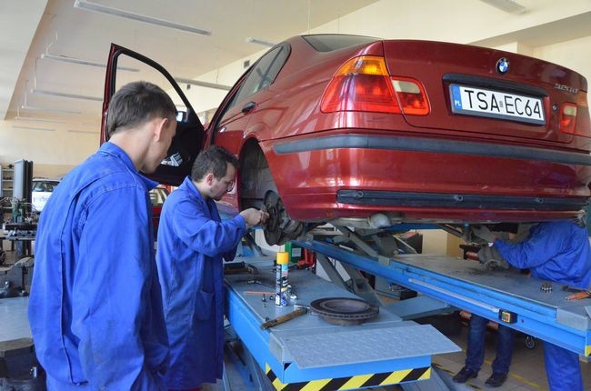 Zajęcia praktyczne z mechaniki pojazdowej 