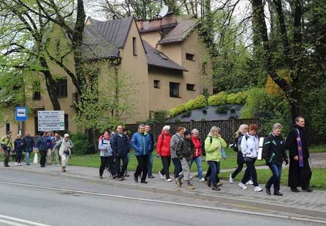 Na czele cieszyńskich pątników idzie ks. prał. Stefan Sputek