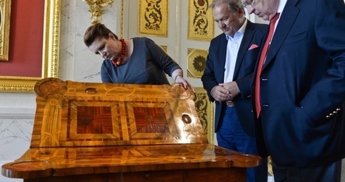 Niewielki stolik z ciekawą historią