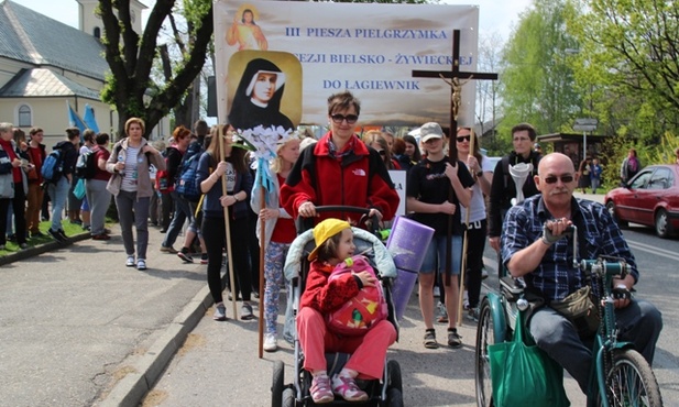 Pielgrzymi wyruszyli z sanktuarium MB Hałcnowskiej