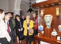 Podczas uroczystego otwarcia wystawy goście obejrzeli unikatowe zbiory majoliki nieborowskiej