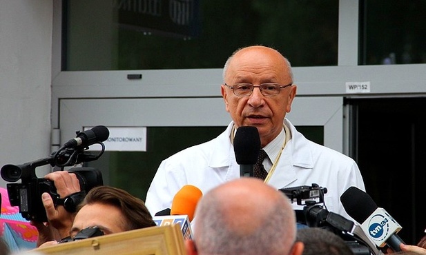 Prokuratura umorzyła sprawę prof. Chazana