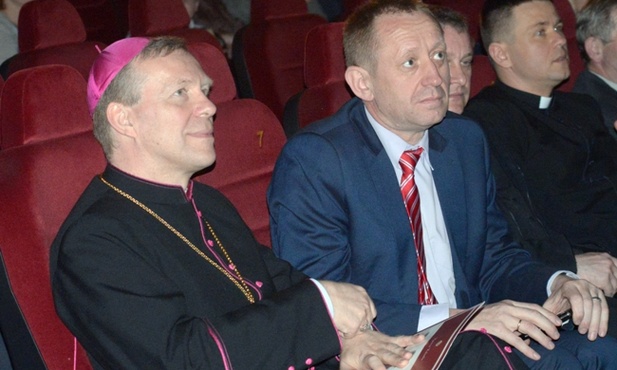 Od lewej: bp Piotr Turzyński, Robert Telus i ks. Grzegorz Wójcik, jeden z diecezjalnych asystentów Akcji Katolickiej