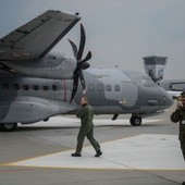 Wystartowały samoloty z pomocą dla Nepalu