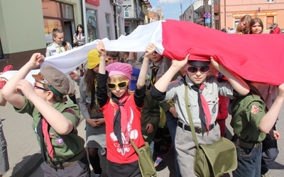 W Skierniewicach z 20-metrową flagą ulicami miasta przeszli harcerze