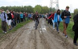 Za Polanką Hallera pielgrzymów czekała tradycyjna już przeprawa błotnistą drogą - tym razem nie padało!