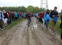 Za Polanką Hallera pielgrzymów czekała tradycyjna już przeprawa błotnistą drogą - tym razem nie padało!