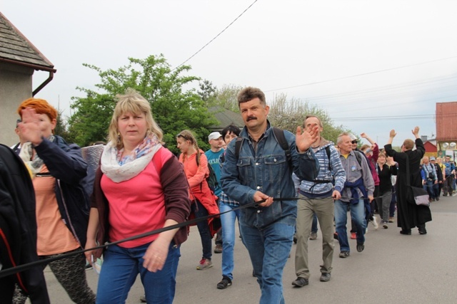 Łagiewniccy pielgrzymi na postoju w Wieprzu