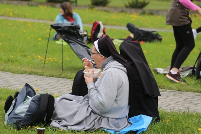 Łagiewniccy pielgrzymi na postoju w Wieprzu