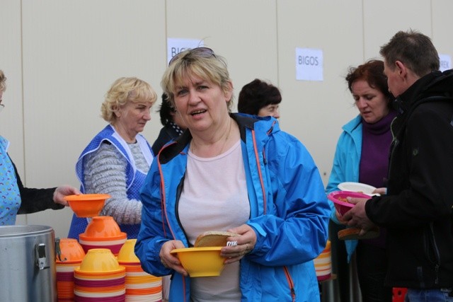 Łagiewniccy pielgrzymi na postoju w Wieprzu