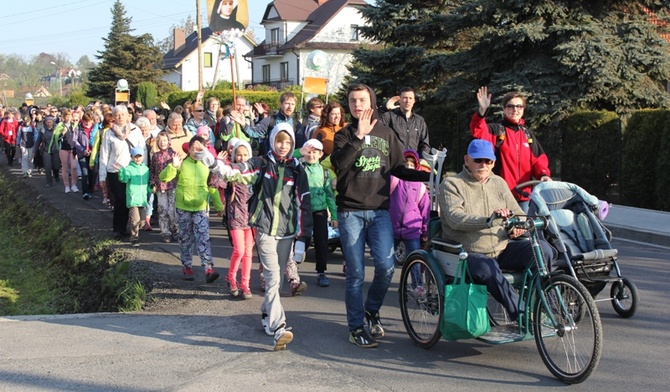 Słońce świeci od rana pielgrzymom zmierzającym z Mogilan do celu - do Łagiewnik