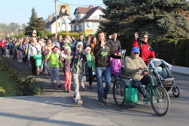 Słońce świeci od rana pielgrzymom zmierzającym z Mogilan do celu - do Łagiewnik