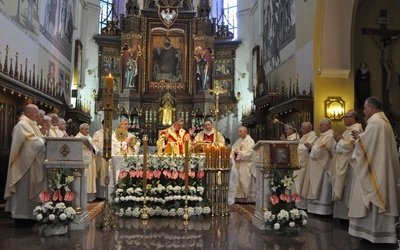 Przy ołtarzu w szczepanowskiej bazylice