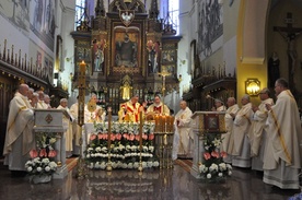 Przy ołtarzu w szczepanowskiej bazylice