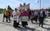 Piesi pielgrzymi w centrum Jana Pawła II