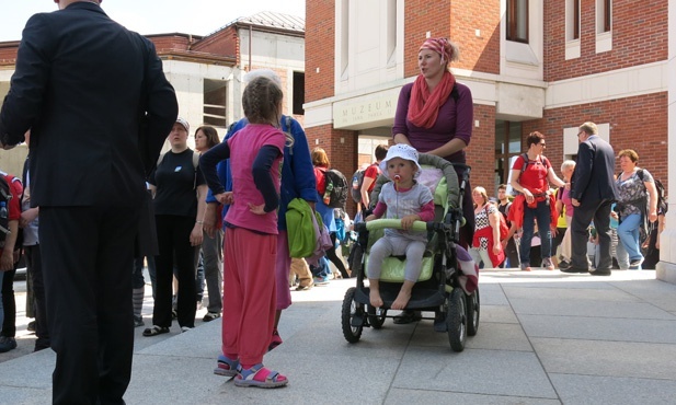 Piesi pielgrzymi w centrum Jana Pawła II