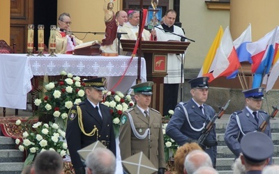 Msza św. w intencji ojczyzny, której przewodniczył bp Henryk Tomasik, sprawowana była przed kościołem garnizonowym 