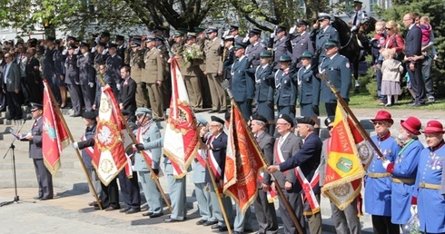 Tęcza mundurów - 224. rocznica Konstytucji 3 Maja 