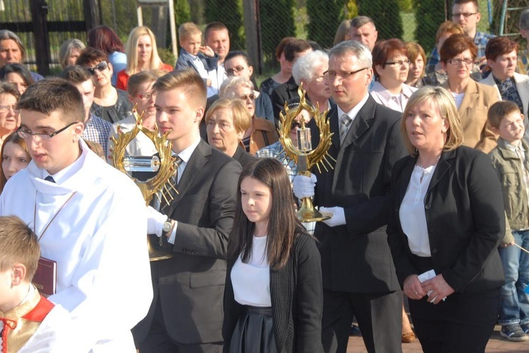 Procesyjne wprowadzenie obrazu i relikwii do kościoła parafialnego 