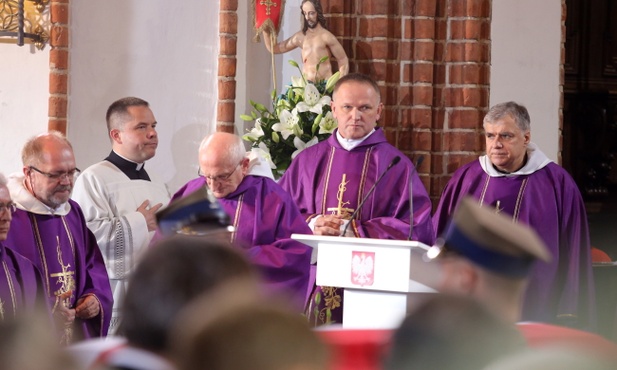Ks. Lemański na pogrzebie - kurie wyjaśniają