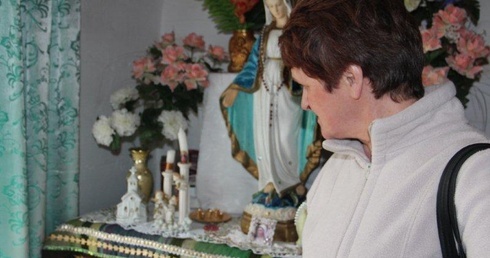 W zrekonstruowanym pokoju Bronisławy Skwarnej znalazła się figura Matki Bożej