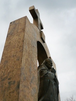 Krzyż z pomnika Jana Pawła II ma być usunięty